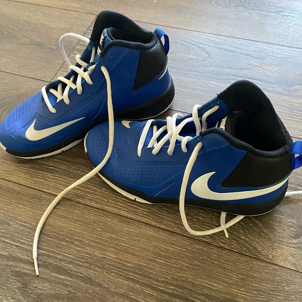 Nike Team Hustle 07 Kids Basketball Shoes